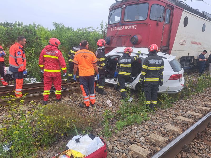 Iași. Doi bărbați și-au pierdut viața după ce mașina lor a fost lovită de un tren și târâtă 150 de metri