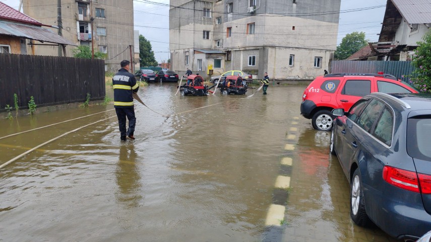 FOTO.Inundatii in Prahova: 12 oameni evacuati dintr-un bloc si case in satul Pleasa. Pompierii au intervenit cu motopompe si buldoexcavatoare