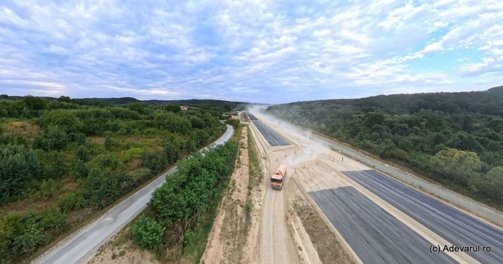 Premieră pe autostrada cu tuneluri din vest. Încep asfaltarea și montarea grinzilor