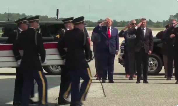 Trump promite că va „distruge un pod sau o centrală electrică” de fiecare dată când Iranul va ataca nave în Strâmtoarea Ormuz. Ameninţările, făcute înainte de a participa la ceremonia de primire a soldaţilor morţi pe front - VIDEO