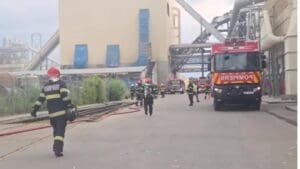 Braşov: Nu mai sunt focare active la locul incendiului puternic izbucnit miercuri la o fabrică de prelucrare a lemnului