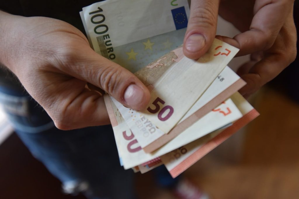 Un elev de 15 ani și-a șantajat o colegă să îi dea 7.000 de euro. Instanța i-a acordat victimei și 10.000 de lei daune morale