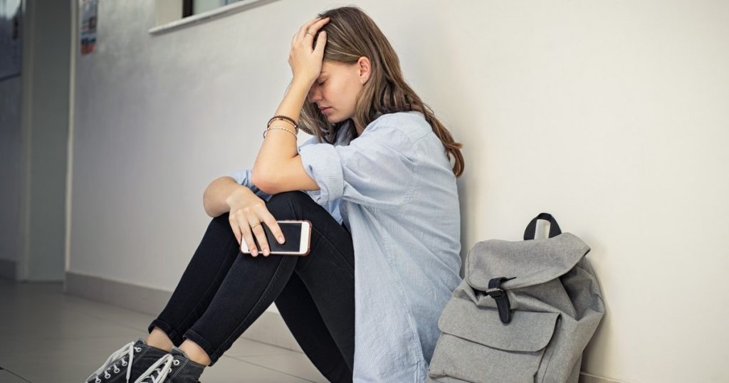 Șantajată de un coleg, o adolescentă din Sibiu i-a dat 7.000 de euro din banii părinților. Decizia instanței