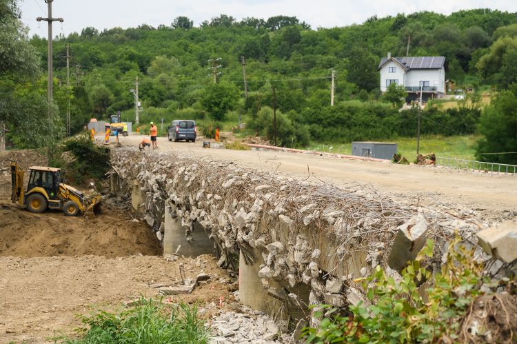 RUTĂ ALTERNATIVĂ – Consiliul Județean Maramureș accelerează lucrările pe DJ 182B și amenajează o traversare provizorie peste râul Lăpuș, între Cătălina și Mocira