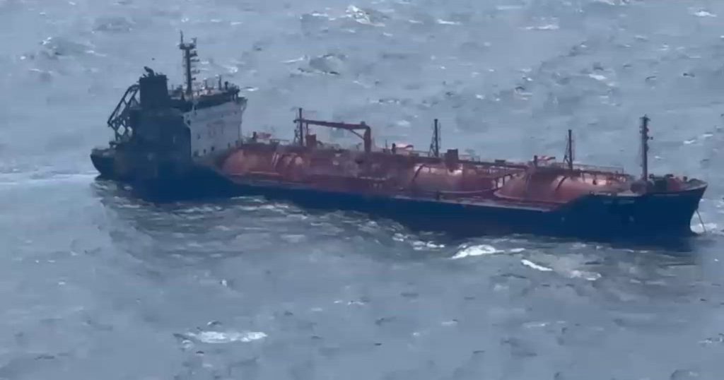 Nava Gas Lisbon din Marea Neagră, lovită de drone, survolată și joi. DSU: Nu există niciun risc pentru populație