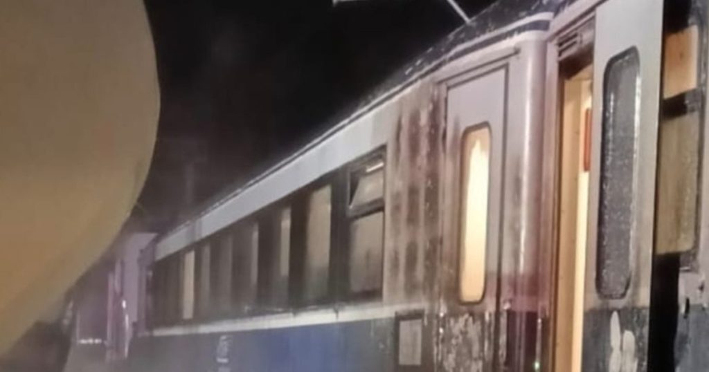Tren de călători Suceava-Constanța, implicat într-o coliziune cu un autocamion în județul Neamț. Camionul a luat foc
