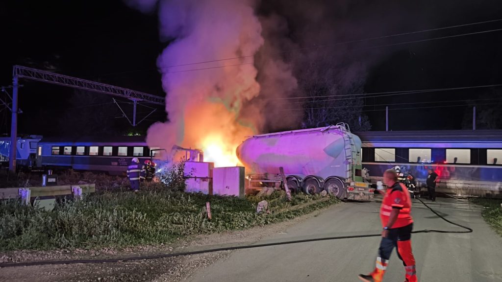 Trenul Suceava – Constanța s-a ciocnit cu o autocisternă care a luat foc (VIDEO/FOTO)