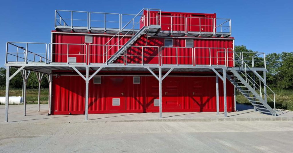 Container de foc, casă de incendiu și labirint. Noul poligon de pregătire al pompierilor din Timiș este gata