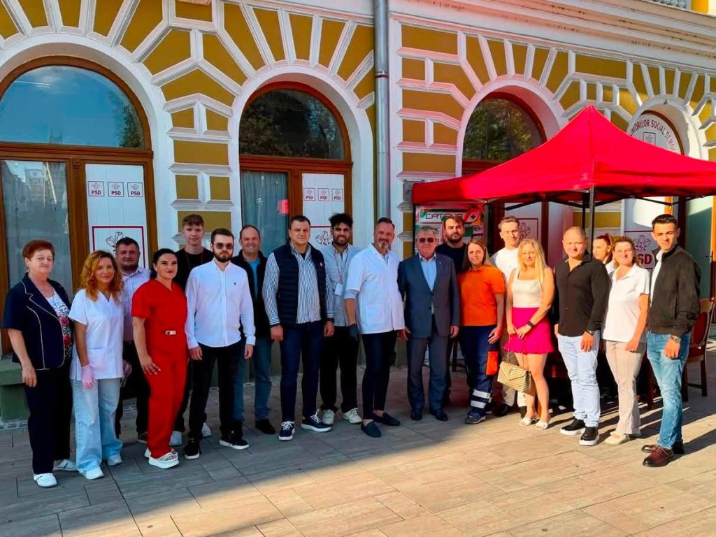 FOTO. ,,Sănătatea pe primul loc” în centrul orașului: zeci de sătmăreni și-au măsurat gratuit tensiunea și glicemia
