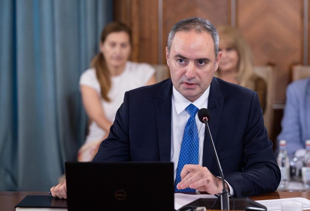 Deficitul bugetar la șase luni a scăzut la 2% din PIB, față de 3,64% anul trecut. TVA a dus greul, dobânzile rămân punctul de presiune