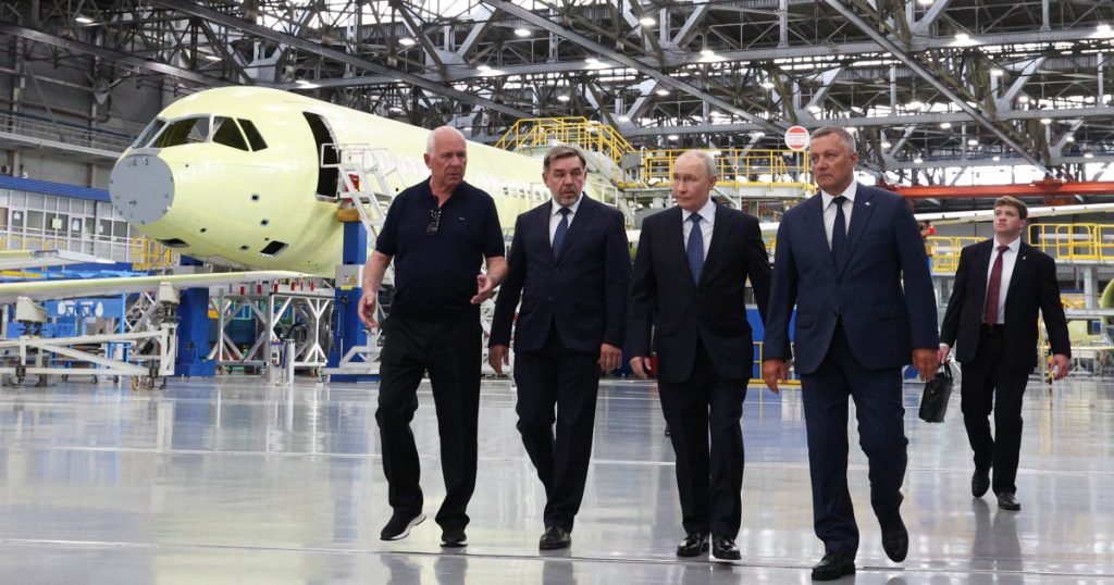 Într-o rară călătorie în afara Moscovei, Vladimir Putin vizitează o uzină de aviație din Siberia