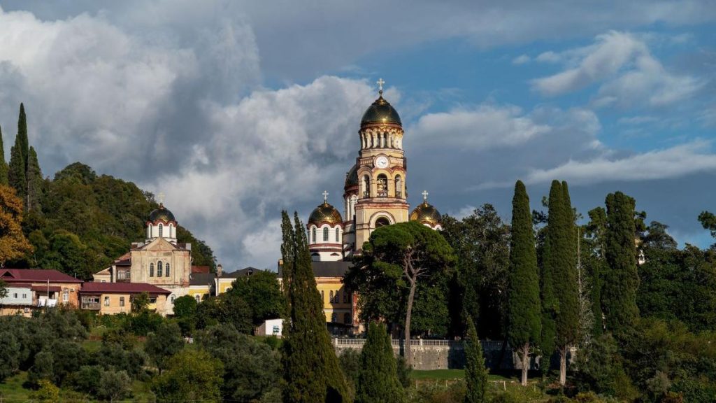 Scandal uriaș la Muntele Athos: Românii, ținta unei rețele ilegale de „turism religios". Mită, mașini închiriate de călugări și suveniruri „made in China"