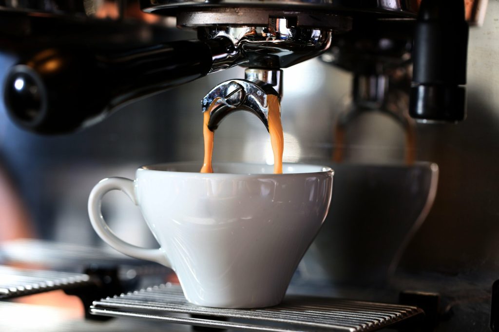 Semnele că bei prea multă cafea. La ce simptome să fii atent