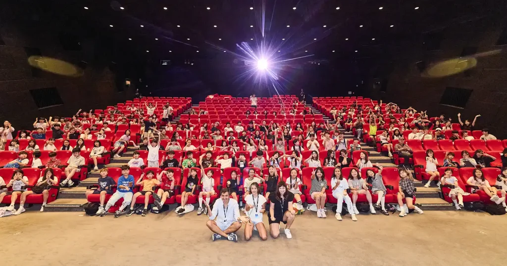 „Atlasul Universului”, filmul românesc de aventură care a cucerit copiii și a stârnit nostalgia și aprecierea adulților în festivaluri din Europa și Asia, se vede în avanpremieră la festivaluri din România