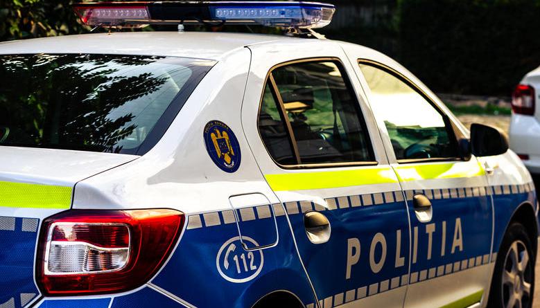 Autospecială de poliție răsturnată în timpul unei urmăriri la Lugoj. Polițistul aflat la volan a rămas fără permis pentru 90 de zile