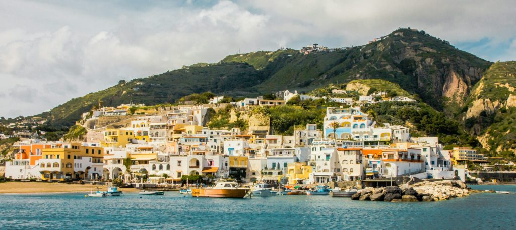 „Cel mai bine păstrat secret” al Europei. Insula unde plătești mai puțin decât pe Coasta Amalfi