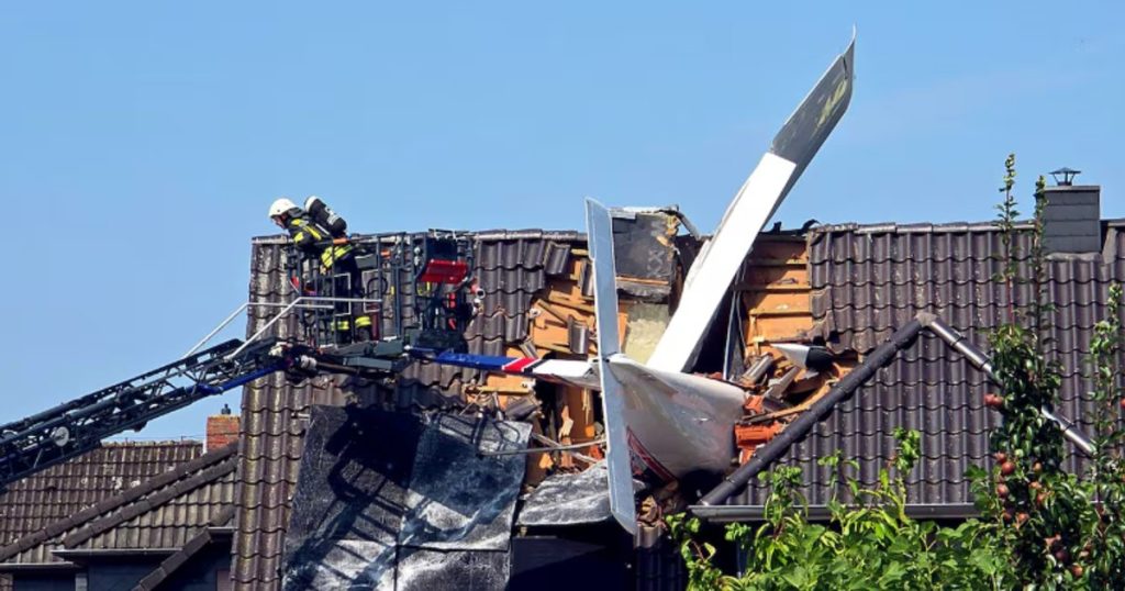 Un avion de mici dimensiuni s-a prăbușit peste o casă în Germania. O persoană a murit, iar alta este dispărută