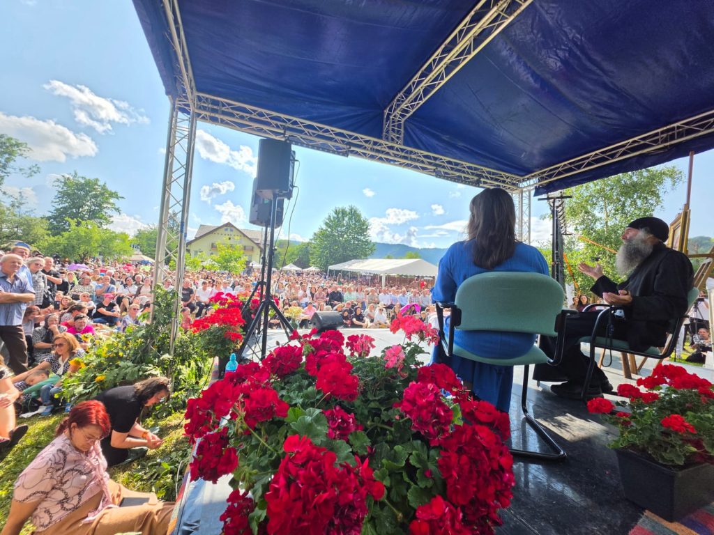 Festivalul AGAPE, aflat la prima ediție, a adunat sute de oameni la Văratec. Pr. Pimen din Sf. Munte Athos a vorbit despre ce înseamnă să rămânem aproape de Dumnezeu și cum să găsim adevărata pace a inimii. Concert extraordinar Paula Hriscu - VIDEO LIVE