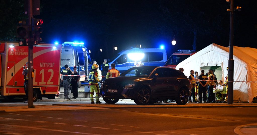 Un mort şi 16 răniţi după ce o maşină a intrat în mulţime la parada Gay Pride de la Berlin. Suspectul este căutat