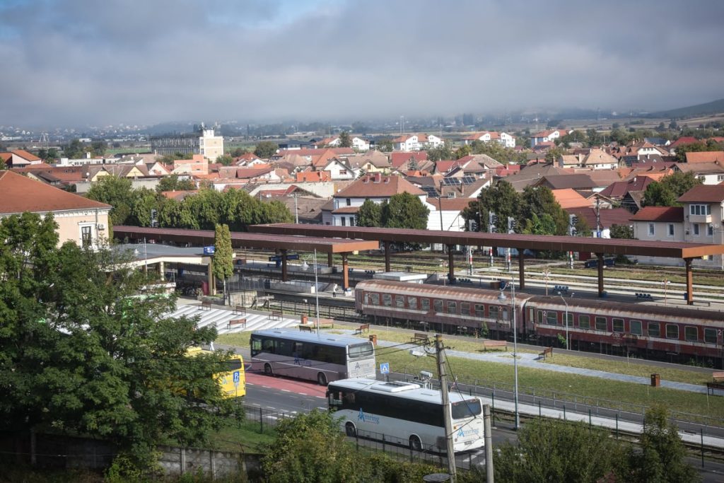 Calea ferată Sibiu-Brașov: după ani de amânări, CFR a atribuit studiile de fezabilitate pentru electrificarea liniei. Contracte de aproape 100 de milioane de lei, dar cu clauză suspensivă