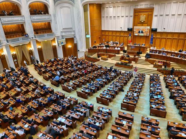 Sondaj CURS - AUR se menţine pe primul loc în intenţia de vot la alegerile parlamentare/ Majoritatea celor chestionaţi nu sunt de acord cu suspendarea preşedintelui / 80% consideră că ţara merge într-o direcţie greşită