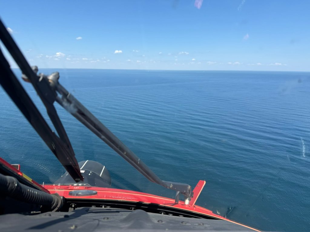 Două persoane căzute în apele teritoriale ale Ucrainei sunt căutate cu un elicopter Black Hawk