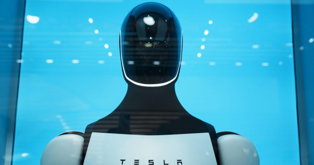 Androidul lui Musk: construit de Tesla, antrenat de oameni. Cum se folosește compania de angajați pentru ca Optimus să copieze omul