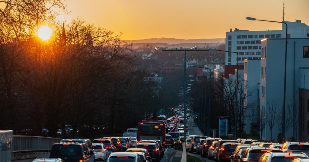Tot mai multe orașe interzic virajele la stânga. Motivul nu este doar siguranța