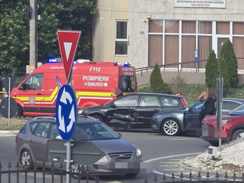 FOTO+VIDEO.Accident rutier luni dimineata pe DN 39, in Tuzla. Pompierii si medicii acorda primul ajutor la fata locului