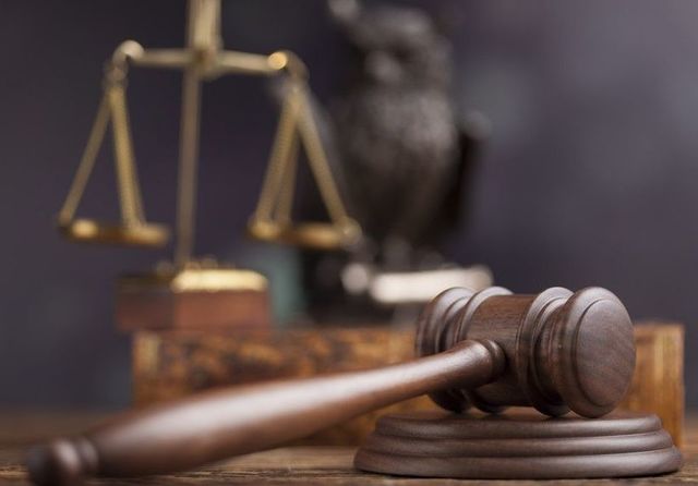 Arădeanul acuzat că a înşelat o femeie şi un bărbat, şoferi ai unor maşini înmatriculate în străinătate, trimis în judecată/ Acesta s-a îmbrăcat în poliţist, i-a oprit în trafic şi le-a cerut mii de lei, sub pretextul că ar fi încălcat legea