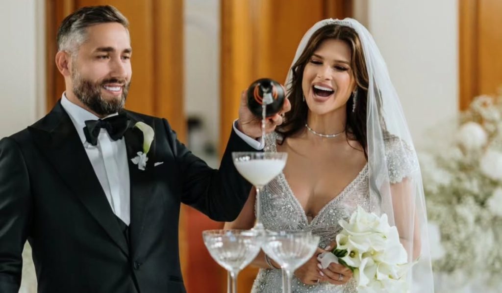 Monica Bîrlădeanu, imagini romantice din vacanța petrecută în Grecia alături de Valeriu Gheorghiță. Actrița a impresionat în costum de baie