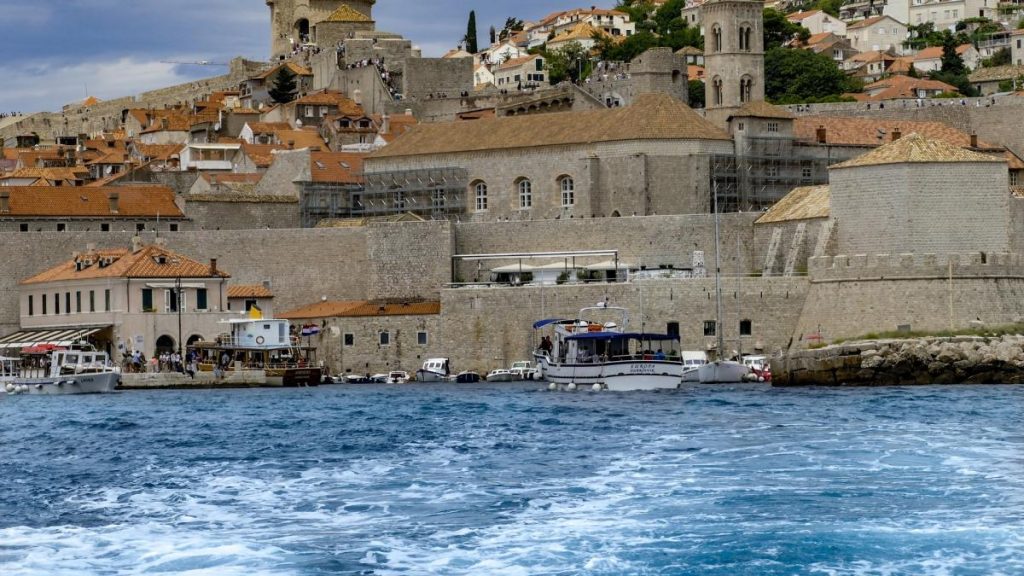 O destinație mediteraneană i-a luat prin suprindere pe turiști. E mai scumpă decât Spania sau Grecia. În România, doar 3 din 10 familii și-au permis un concediu