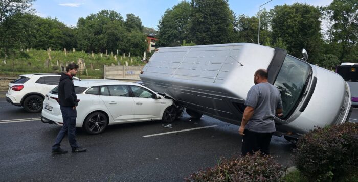 Accident pe Calea Turzii din Cluj-Napoca azi, o dubă s-a răsturnat peste o mașină, în trafic