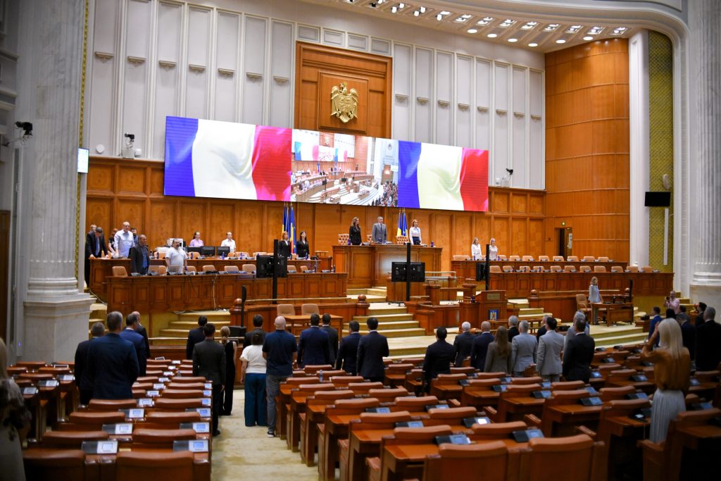 Parlamentarii, chemați din vacanță pentru PNRR și SAFE. Primul aviz pentru păstrarea TVA de 9% la locuințe până la 1 octombrie. Update: Undă verde pentru reducerea accizei la carburanți și deblocarea posturilor din sănătate. Noi reguli propuse pentru demn