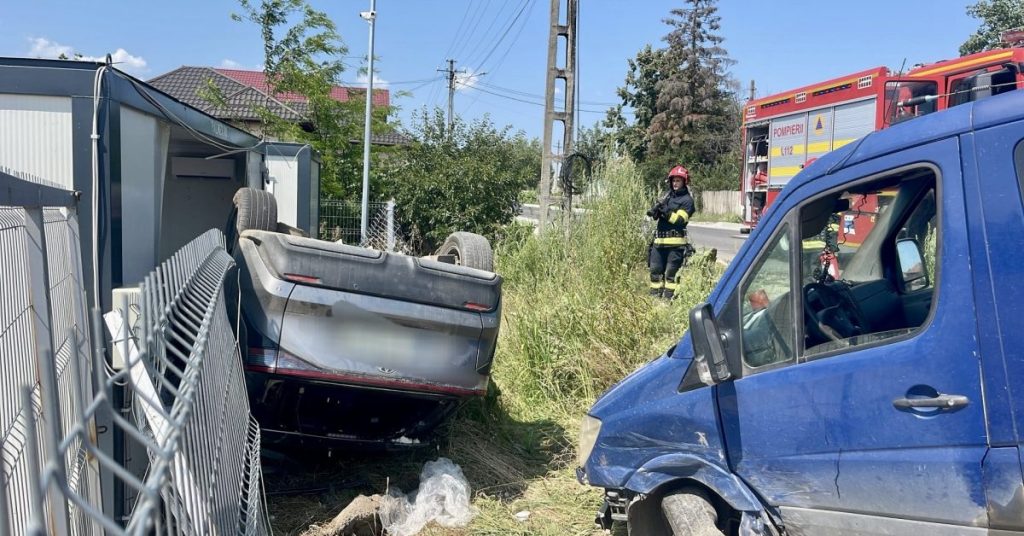 Accident în Argeș. O mașină s-a răsturnat pe plafon după impactul cu un alt autoturism