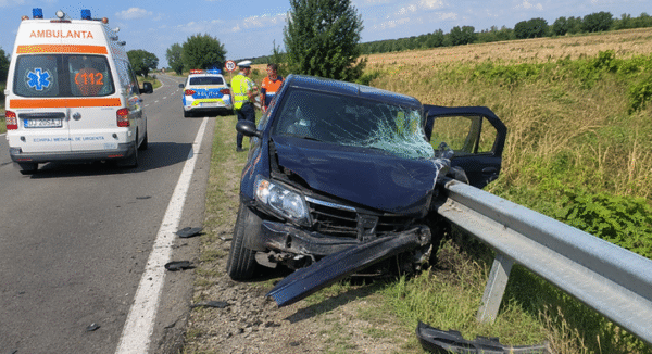 Mașină scăpată de sub control pe DJ 561. Doi răniți în urma impactului cu un parapet