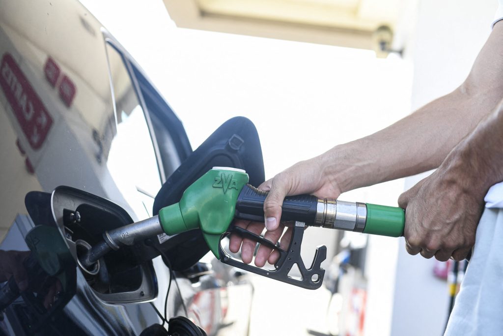 Senatul a adoptat redeclararea stării de criză pe piața carburanților și aplicarea unei accize dinamice. Cu cât ar putea scădea prețurile la pompă