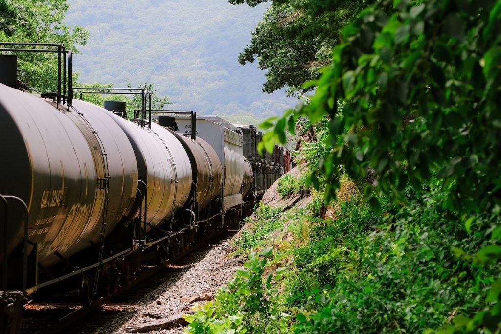 Tren cu 36 de vagoane încărcate cu motorină, oprit în Teleorman după o scurgere / Populația, evacuată / A fost întreruptă alimentarea cu energie electrică în zonă