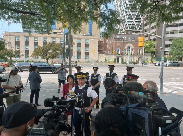 Consulatul SUA la Toronto, din nou ţinta unor focuri de armă. Un suspect scapă, după ce reuşeşte să fugă cu o maşină albă fără numere de înmatriculare, după ce poliţia abandonează urmărirea pentru că viteza era prea periculoasă