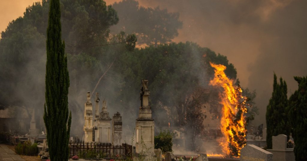 Pompierii români vor continua încă două săptămâni misiunea de sprijin pentru stingerea incendiilor din Franța