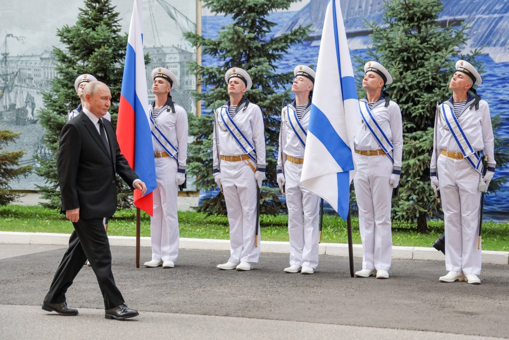 În locul navelor de război, un afiș cu un submarin. Rusia nu a îndrăznit să organizeze parada de Ziua Marinei