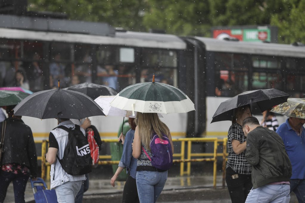 Alertă de la ANM. Vânt puternic în mai multe județe, până diseară. Cum e vremea la București