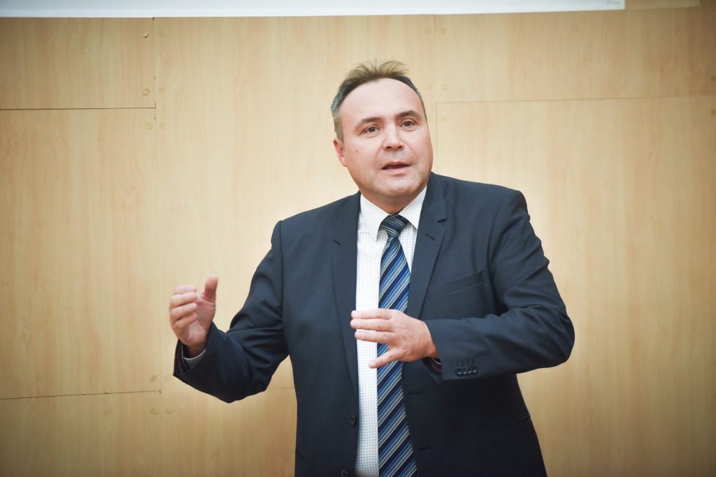 Cine și de ce se seamănă panică în România? Minciuna penuriei poate goli pompele și împinge motorina la 11 lei