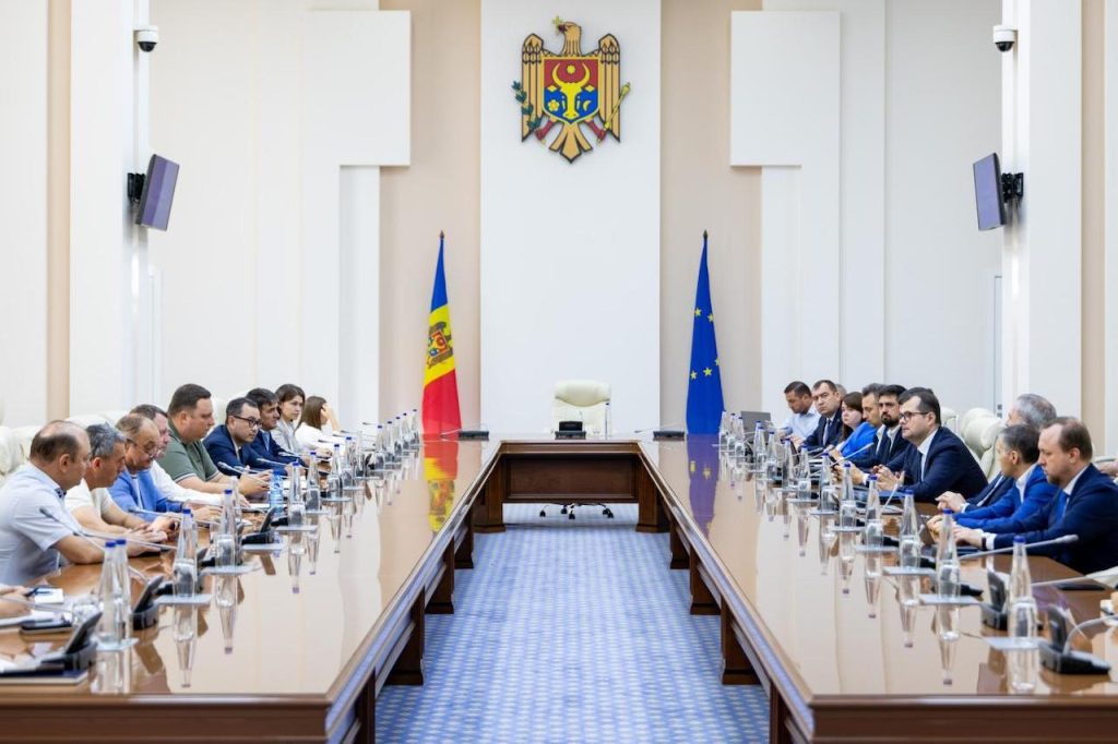 Importatorii de carburanți, convocați la Guvern. Tofan: „Prioritatea este alimentarea stabilă cu combustibil”