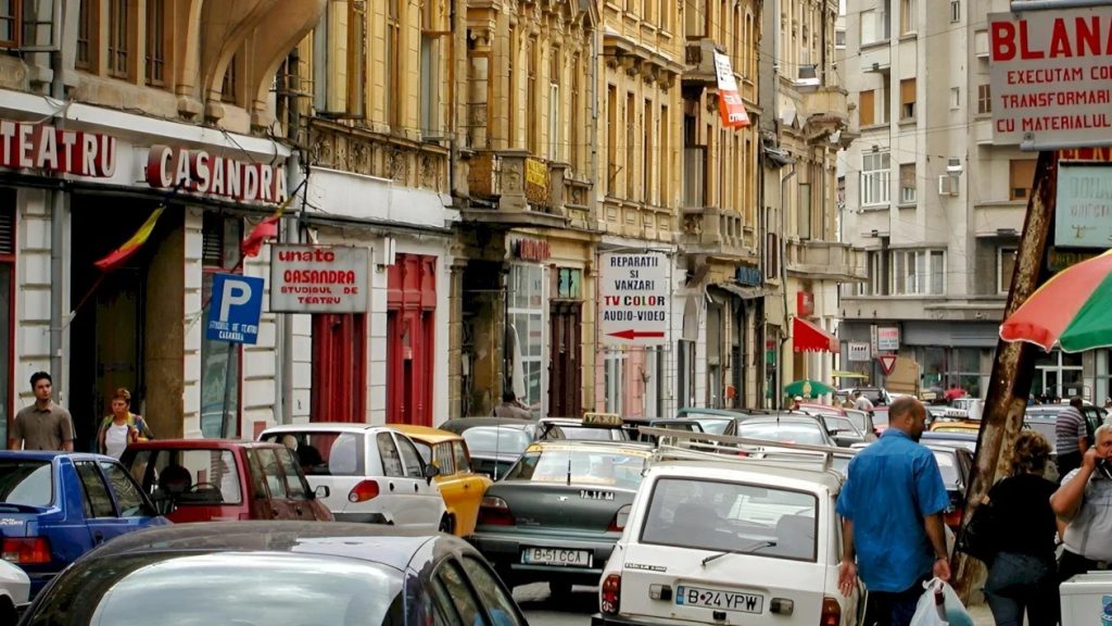 Cum arăta Centrul Vechi când pe aici circulau mașini, așa cum propune acum primarul general. Reacțiile ONG-urilor la ideea lui Ciprian Ciucu