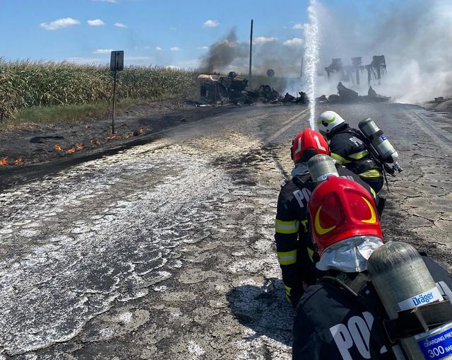 UPDATE - Constanţa: Incendiu pe DN 2A, în urma unui accident între o cisternă încărcată cu benzină şi un utilaj agricol/ Şoferul cisternei, dus la spital/ Perimetru de siguranţă pe 800 de metri/ Trafic blocat/ Pompierii au stins incendiul