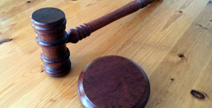 Clujean condamnat definitiv la ani de detenție pentru tâlhărie calificată și tulburarea ordinii publice, după ce a lovit un cunoscut cu pumnul în față pentru o datorie de 100 de lei