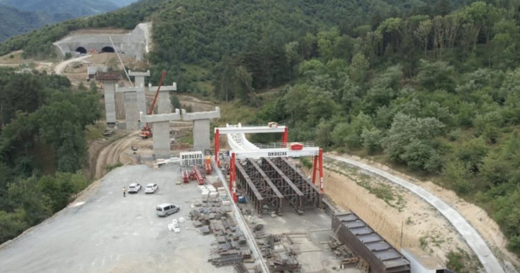 Cum se montează uriașul tablier metalic la cel mai înalt viaduct al autotrăzii Sibiu-Pitești