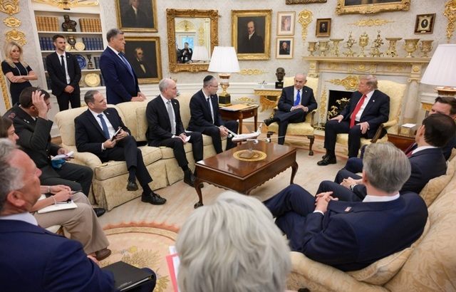 Netanyahu, primit de Trump pentru a-şi aplana divergenţele. Cabinetul de Securitate a aprobat un cadru juridic care permite desfăşurarea unei Forţe Internaţionale de Stabilizare în Fâşia Gaza, scrie presa israeliană, un gest adresat Washingtonului