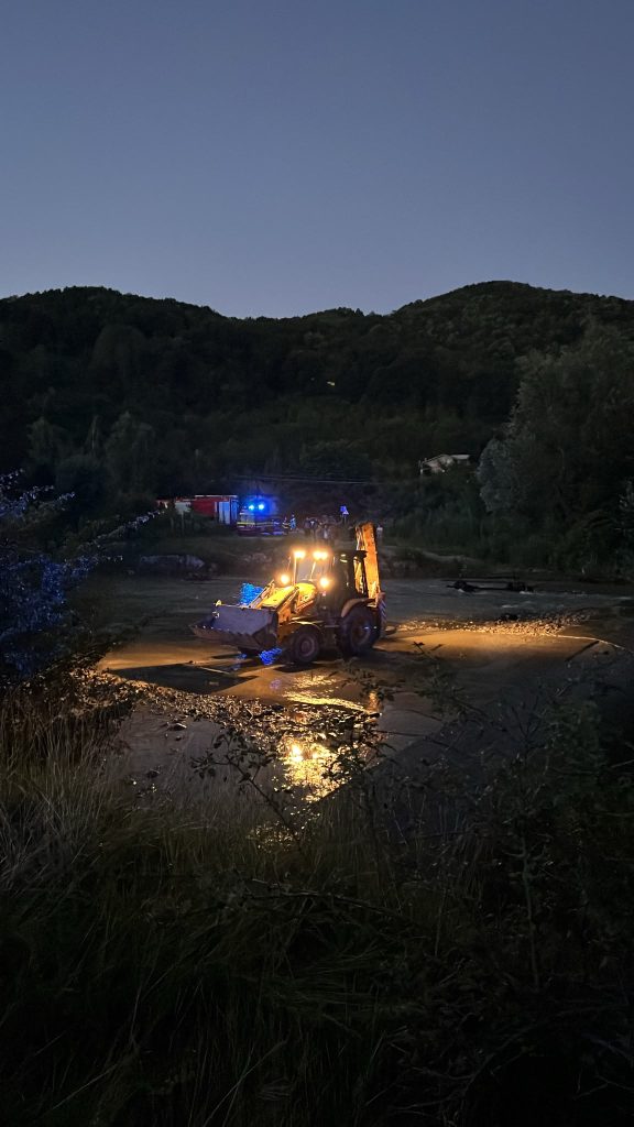 Tragedie în Prahova. Un bărbat a murit după ce a fost luat de ape în timp ce traversa un râu cu căruța
